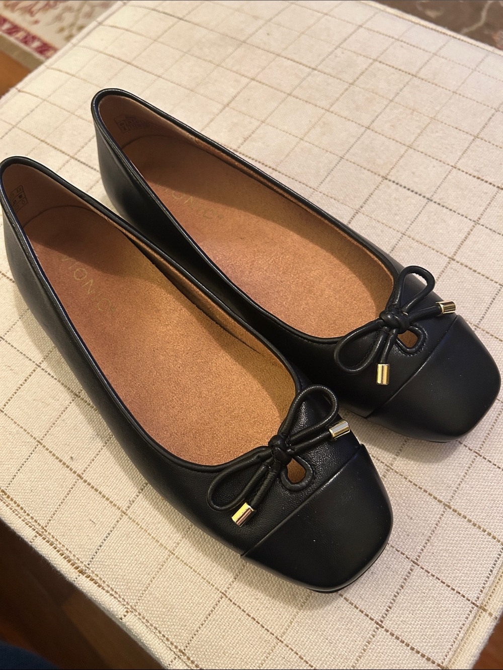 Vionic Klara Black Leather Ballet Flats with Bow and Gold Accents/Brand New - Picture 2 of 8